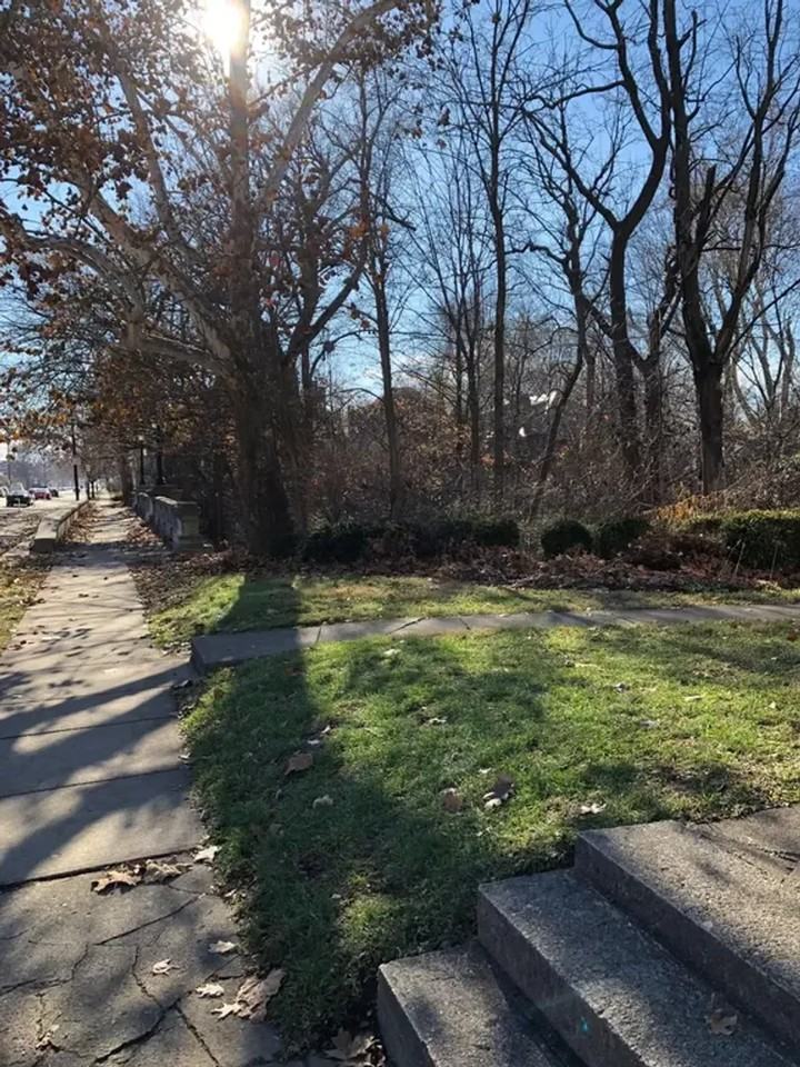 2063 Summit St - Photo 2 of 11