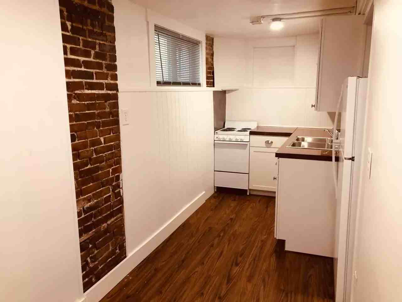 2063 Summit St - Photo 7 of 11