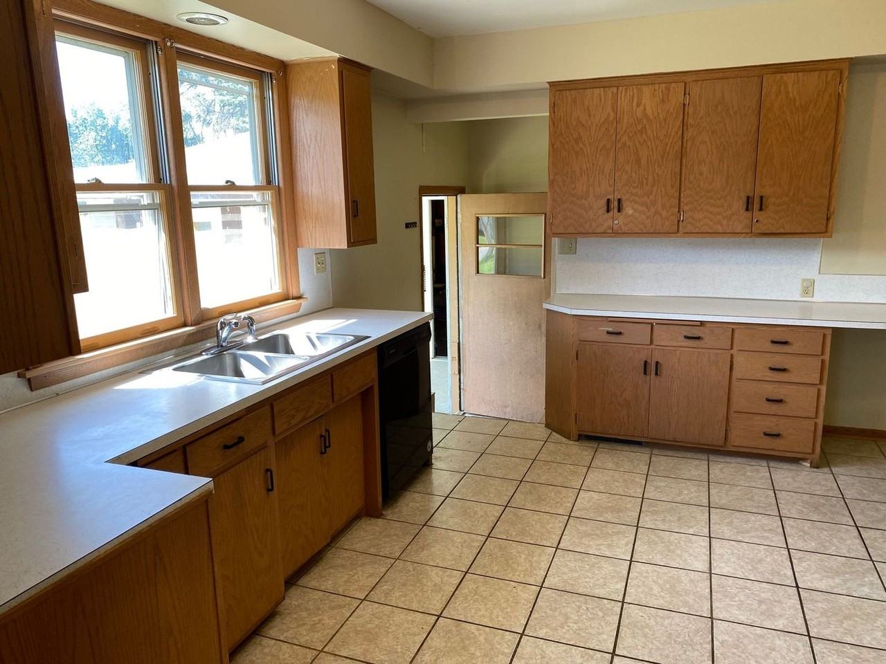 602 W Strowbridge St - Photo 7 of 20