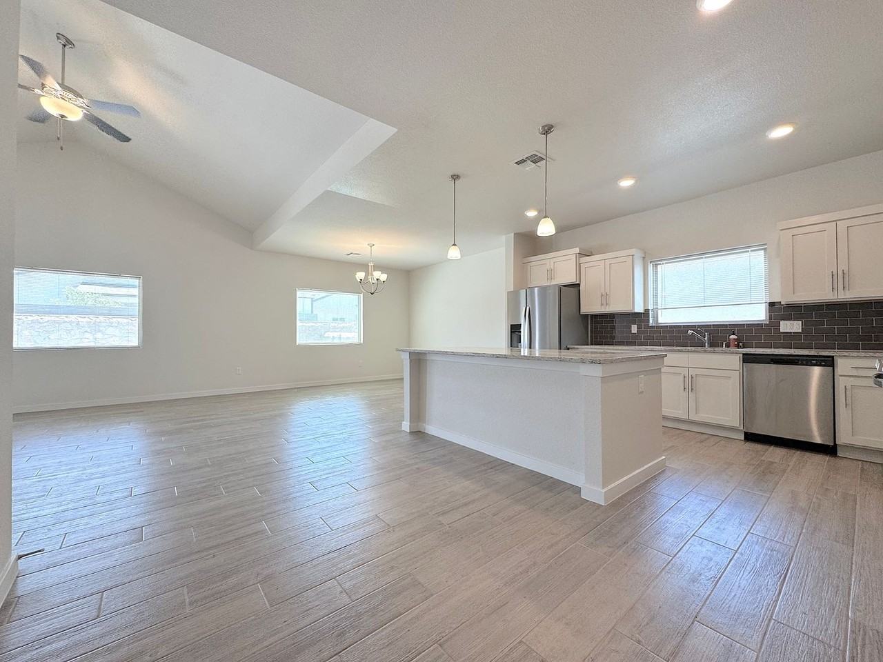 14744 Mike A Mendoza Ave - Photo 7 of 33