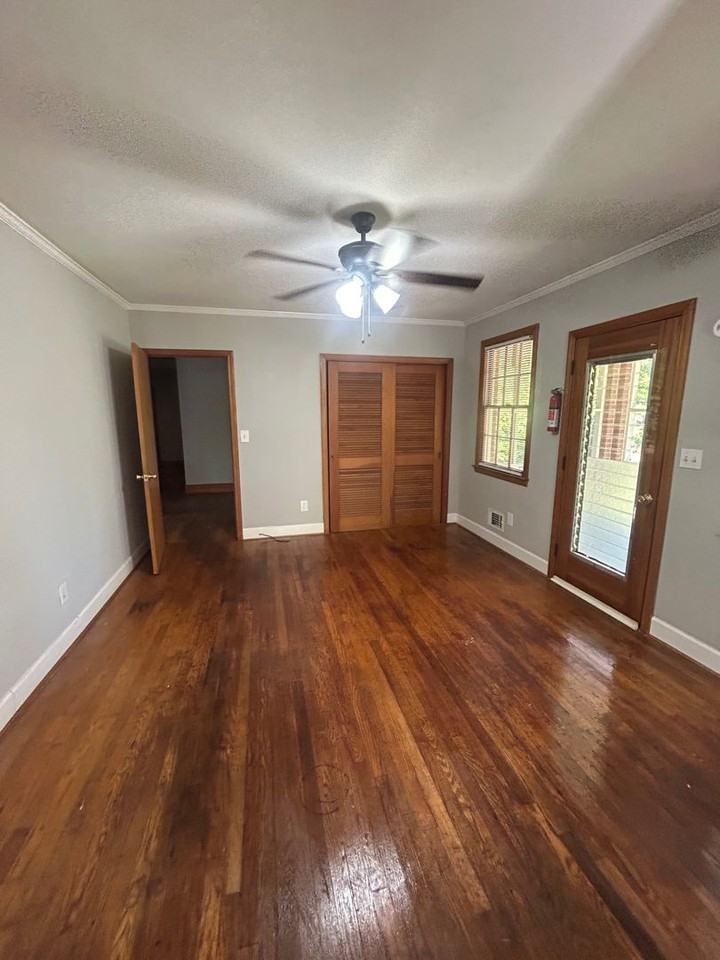2221 Hooklawn Dr - Photo 7 of 15