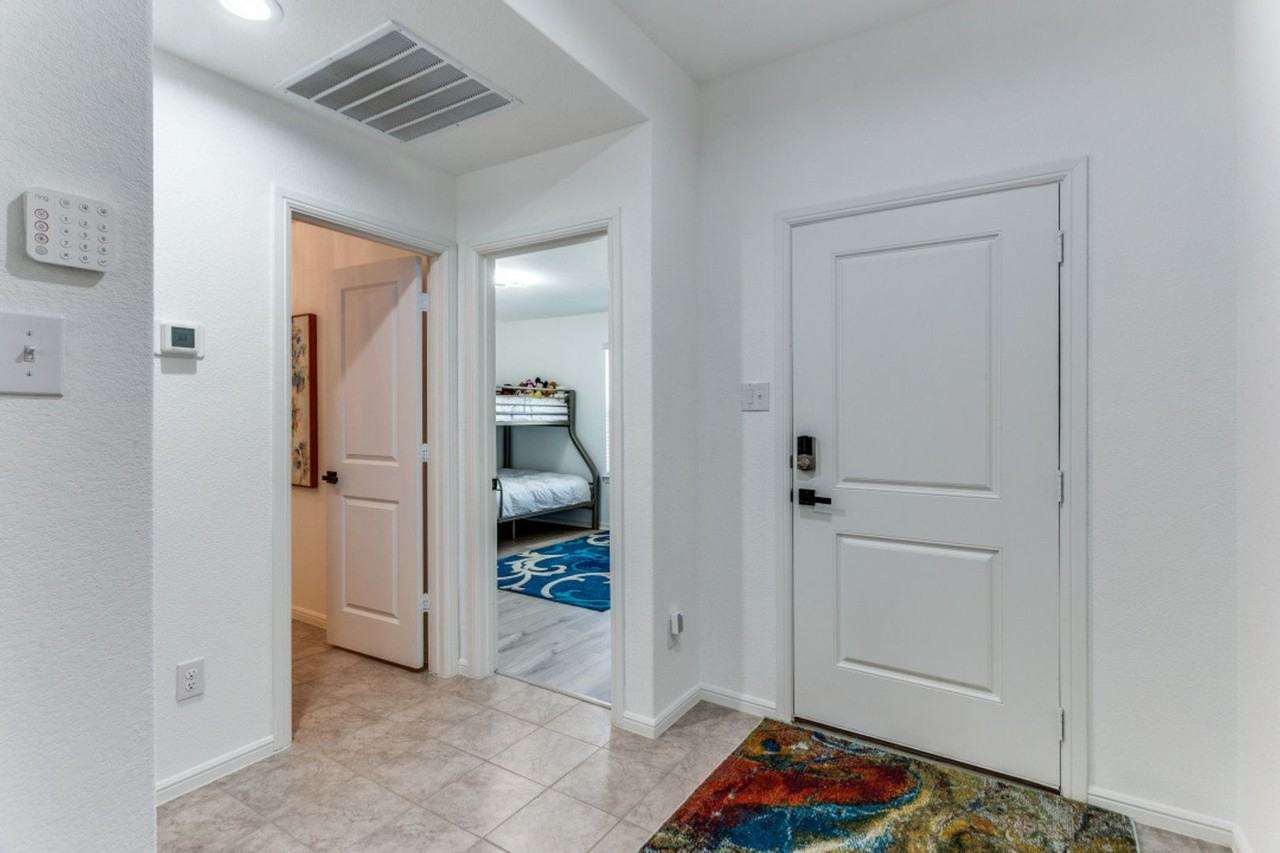 810 Wolf Creek Dr - Photo 4 of 33