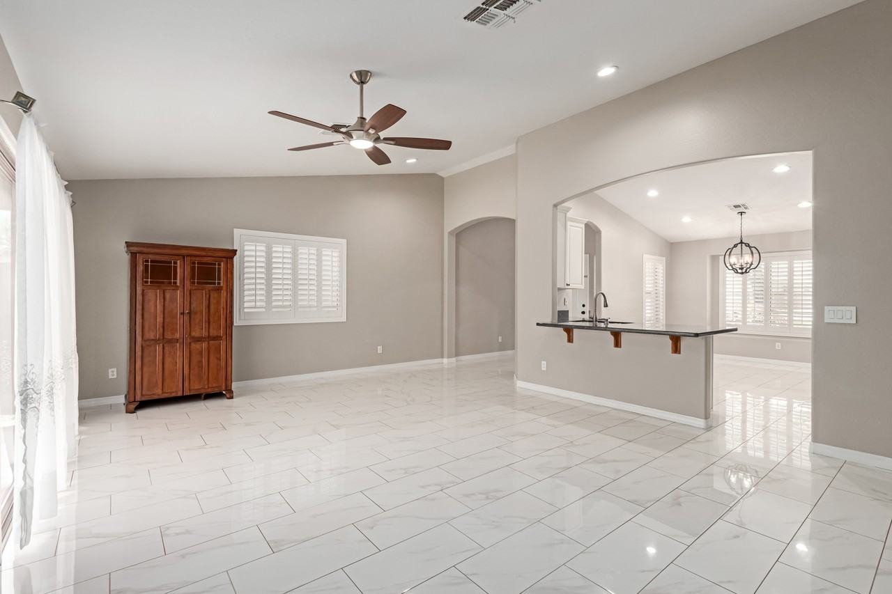 16523 West Saguaro Lane - Photo 3 of 10