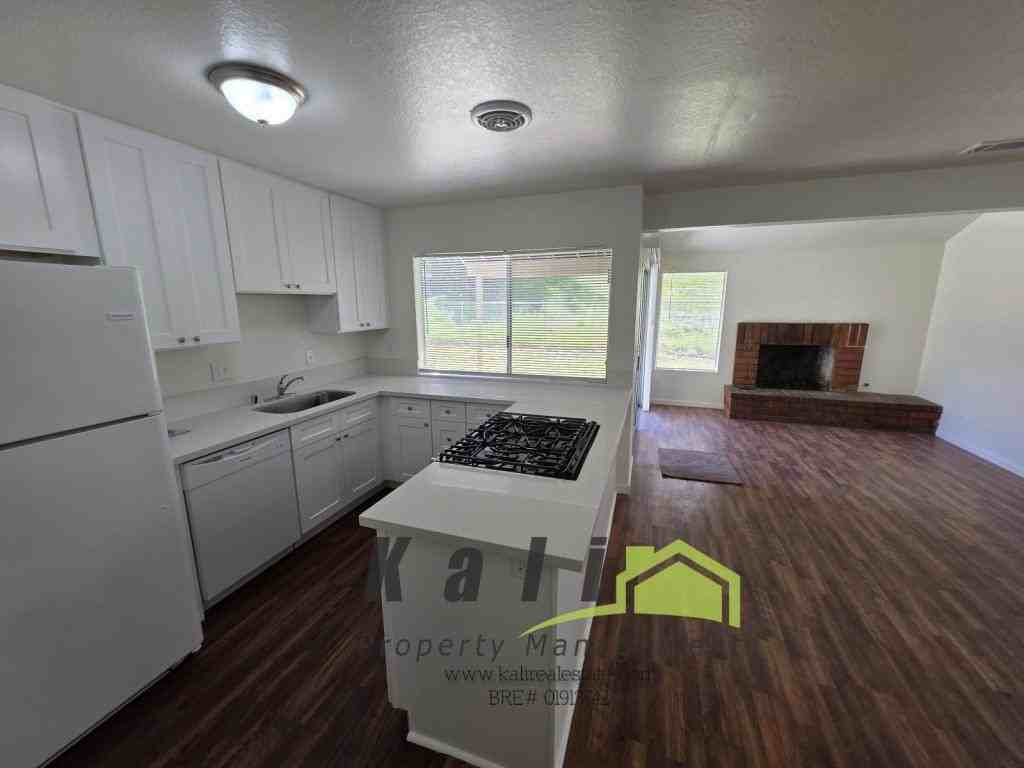 6085 Fennell Ave - Photo 3 of 23