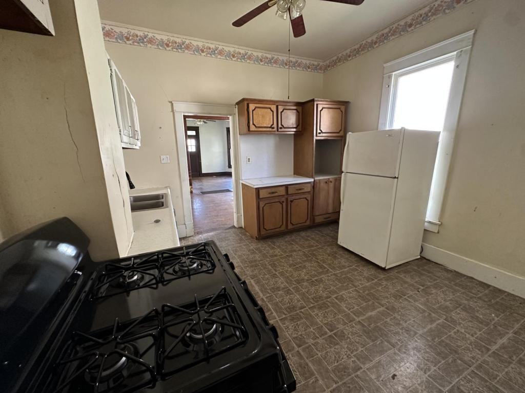 710 West 2nd Street - Photo 7 of 9