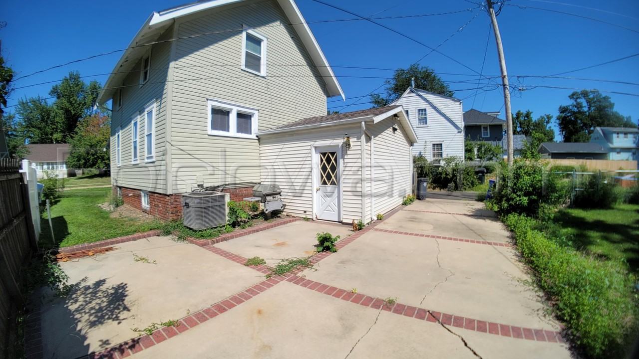 1112 Maplewood Dr Ne - Photo 3 of 19
