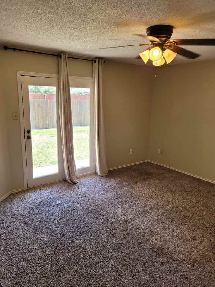 5603 87th Pl - Photo 4 of 9