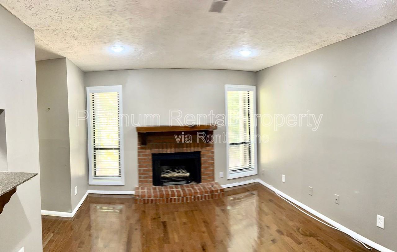 1555 Terrell Mill Pl Se #E - Photo 4 of 35