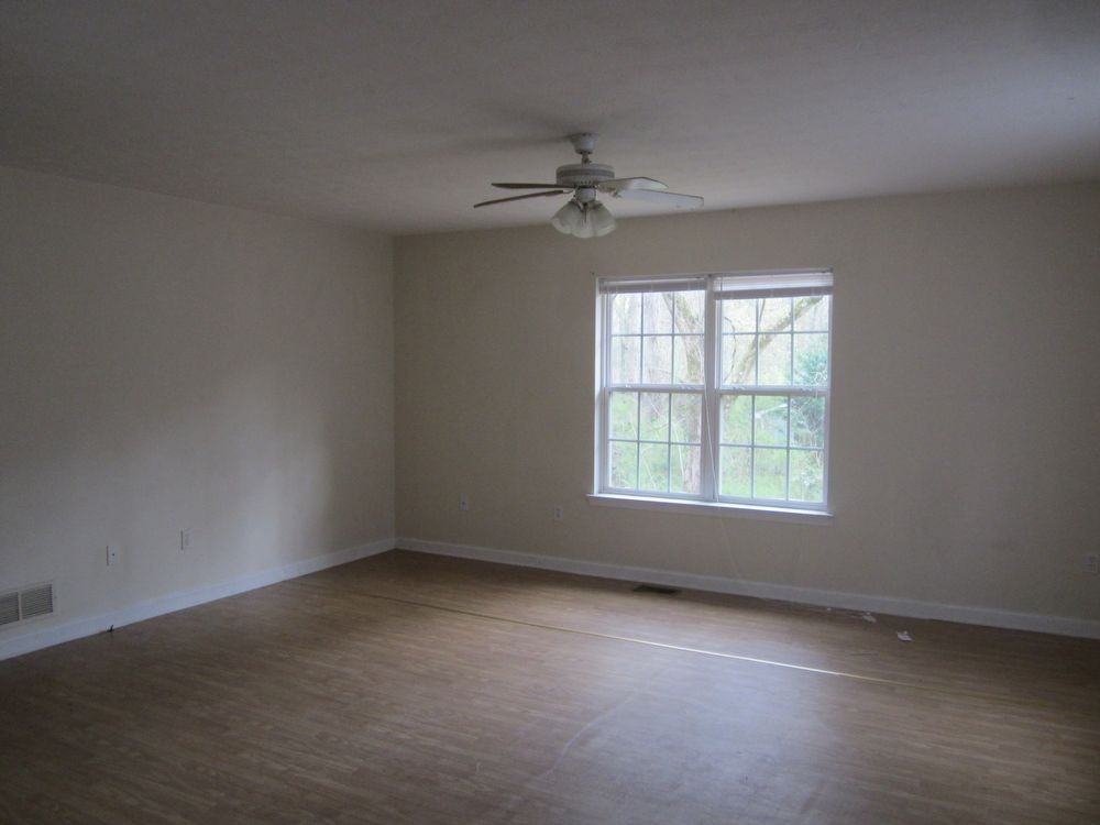 122 Fowler Dr - Photo 2 of 2