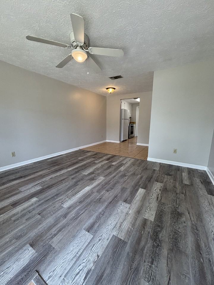 1106 Bradford Cir - Photo 2 of 8