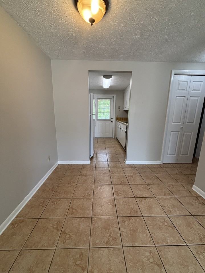 1106 Bradford Cir - Photo 3 of 8