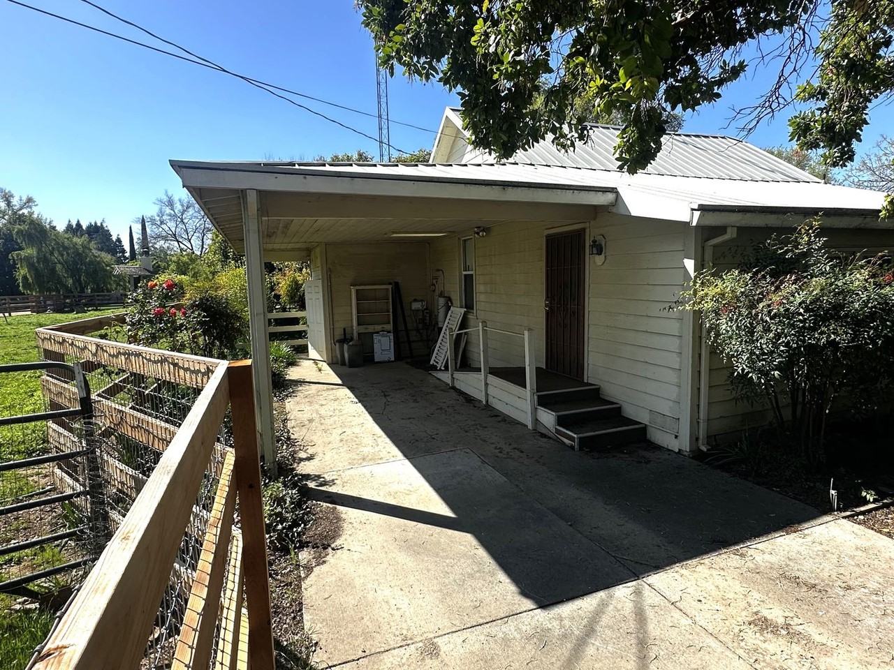 17 W Rio Bonito Rd - Photo 2 of 35