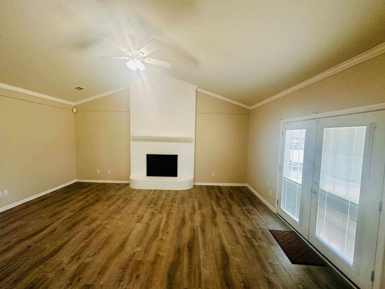 618 Gabriel St - Photo 7 of 14