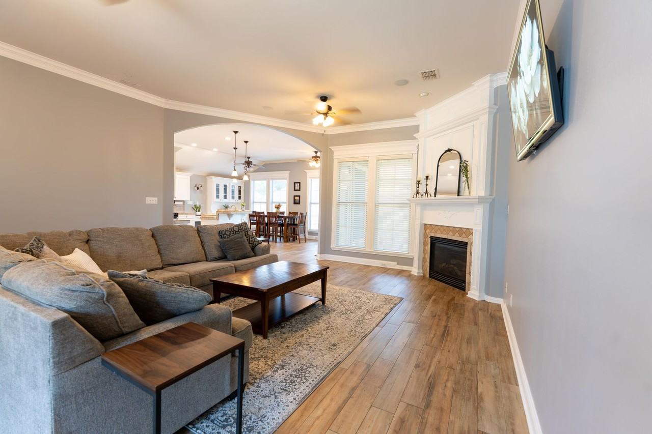 1021 Cressmont St - Photo 2 of 11