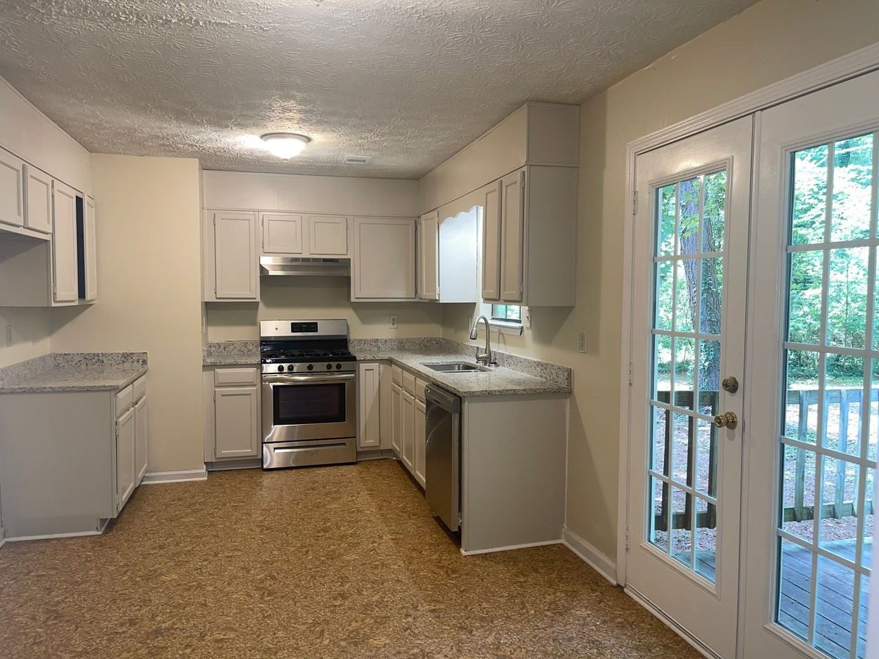 66 Darwin Dr - Photo 4 of 14