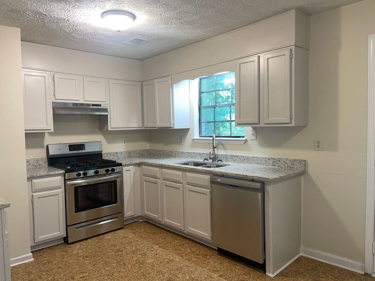 66 Darwin Dr - Photo 5 of 14