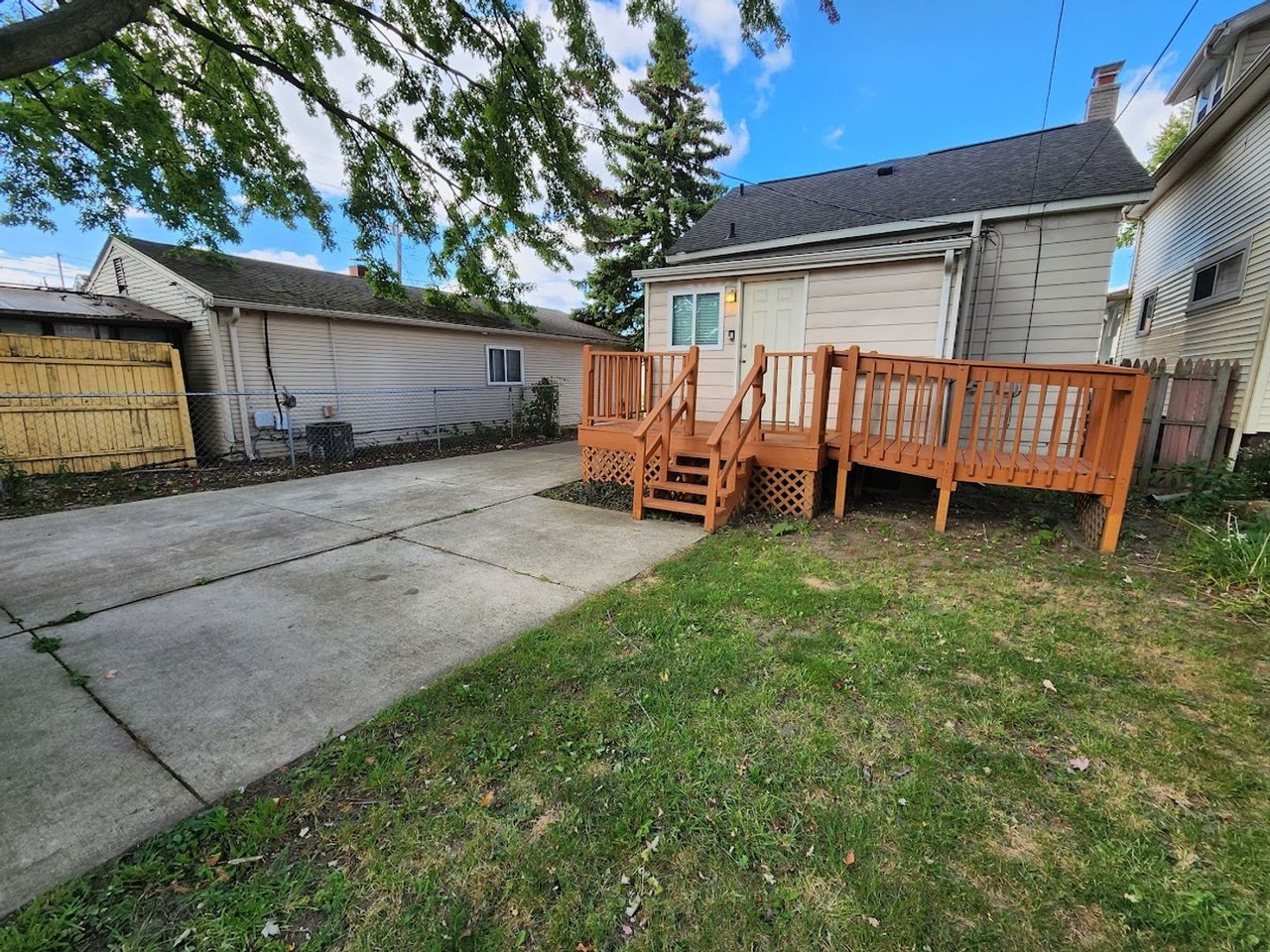 1040 Rosewood St - Photo 3 of 15