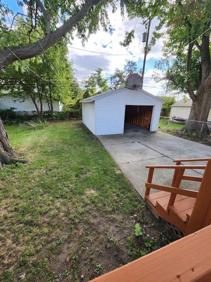 1040 Rosewood St - Photo 4 of 15