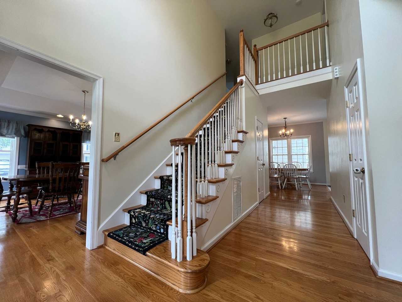 351 Williamsburg Ct - Photo 3 of 36