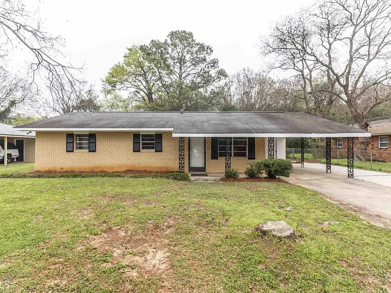 124 Briarwood Dr - Photo 2 of 16