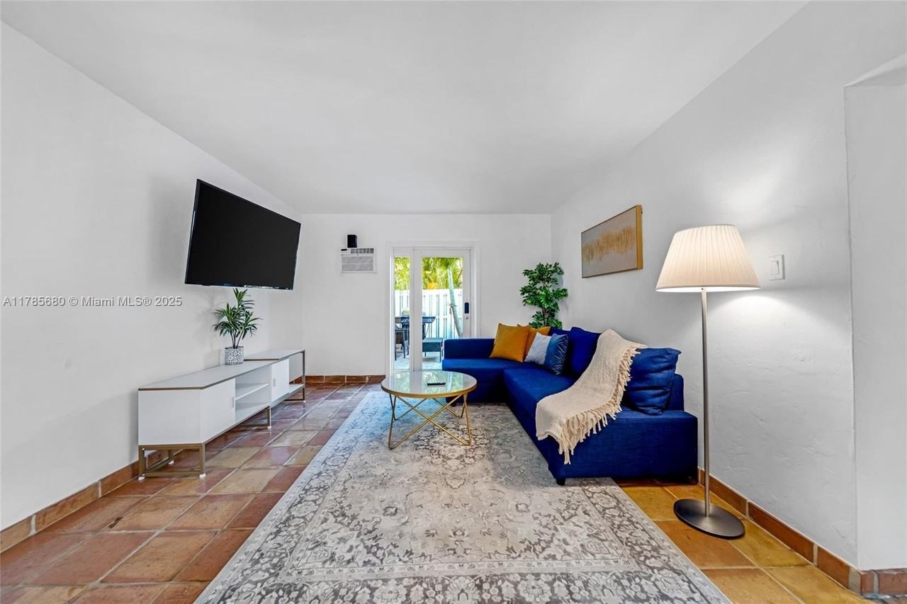 312 Ne 16th Ter #C - Photo 7 of 28