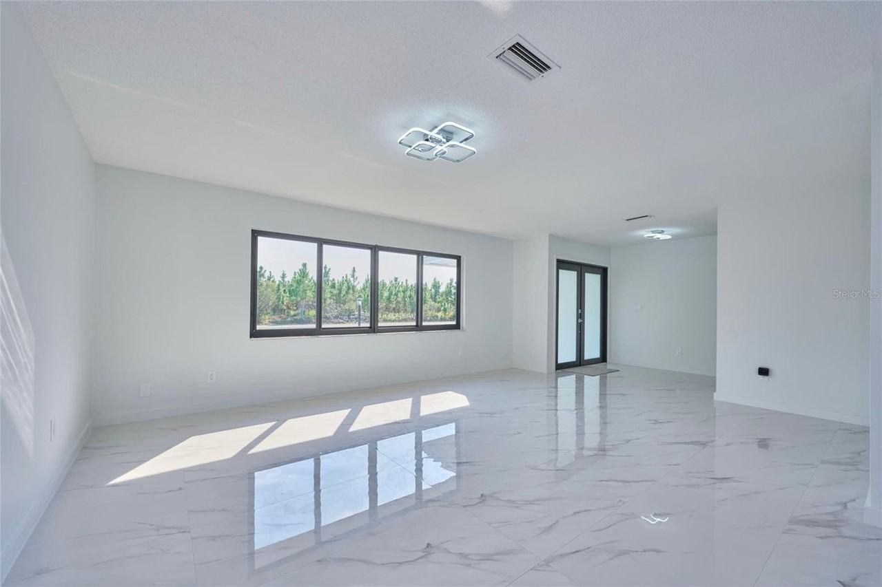 2310 Laguna Dr - Photo 4 of 28