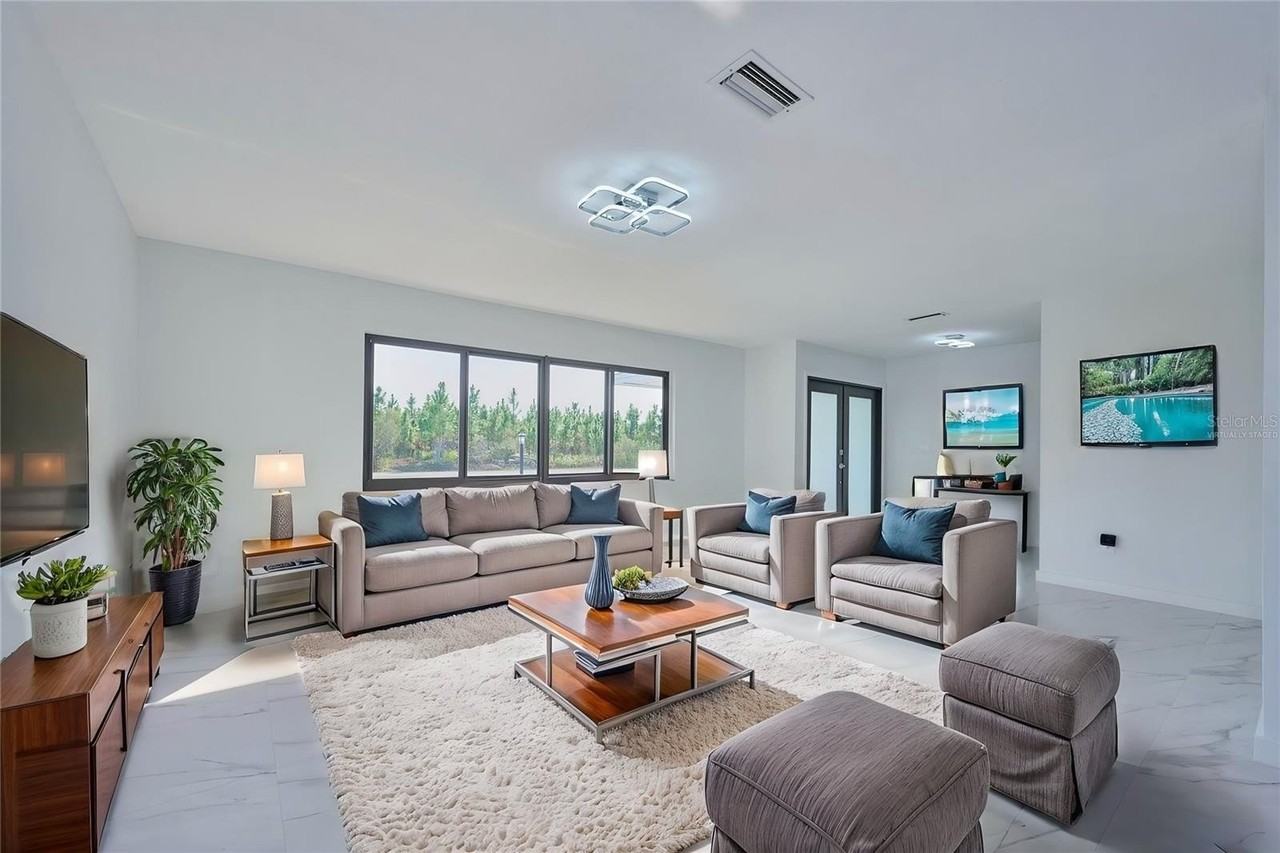 2310 Laguna Dr - Photo 5 of 28