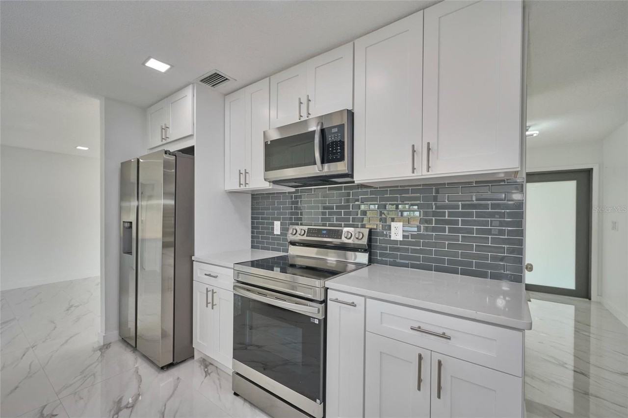 2310 Laguna Dr - Photo 6 of 28