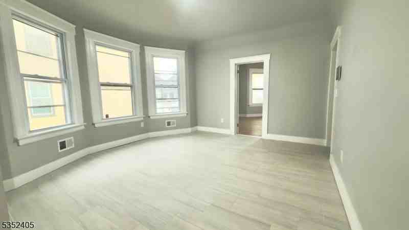 1044 Sanford Ave - Photo 2 of 18