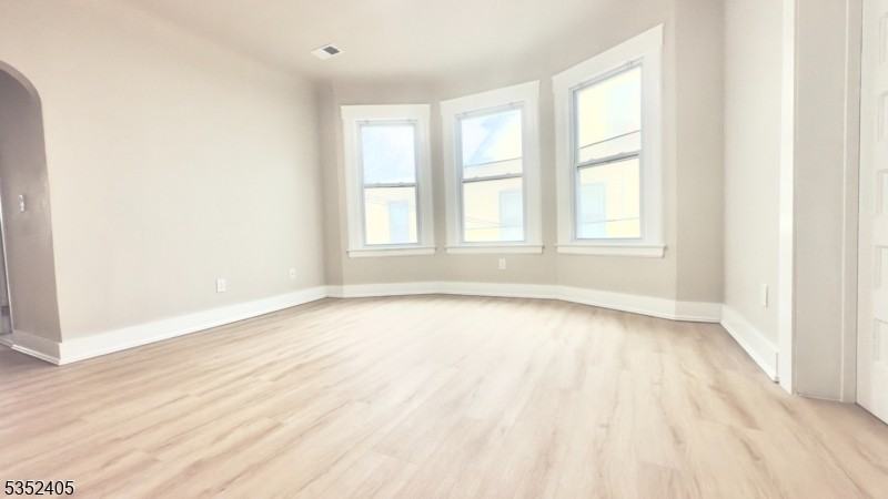 1044 Sanford Ave - Photo 4 of 18