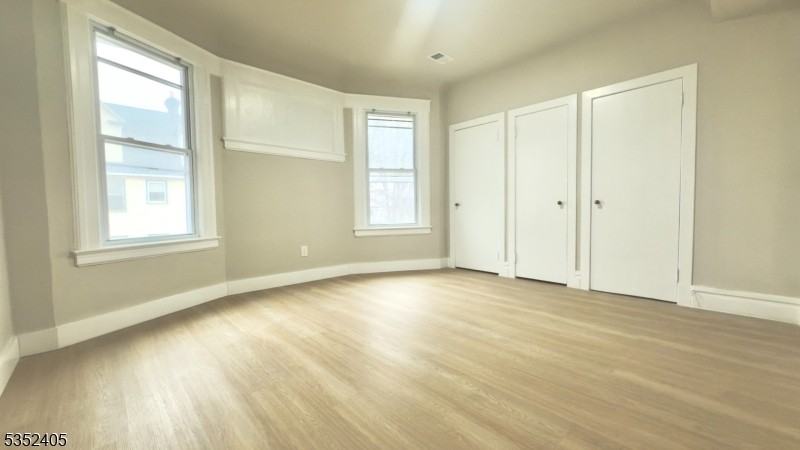 1044 Sanford Ave - Photo 6 of 18