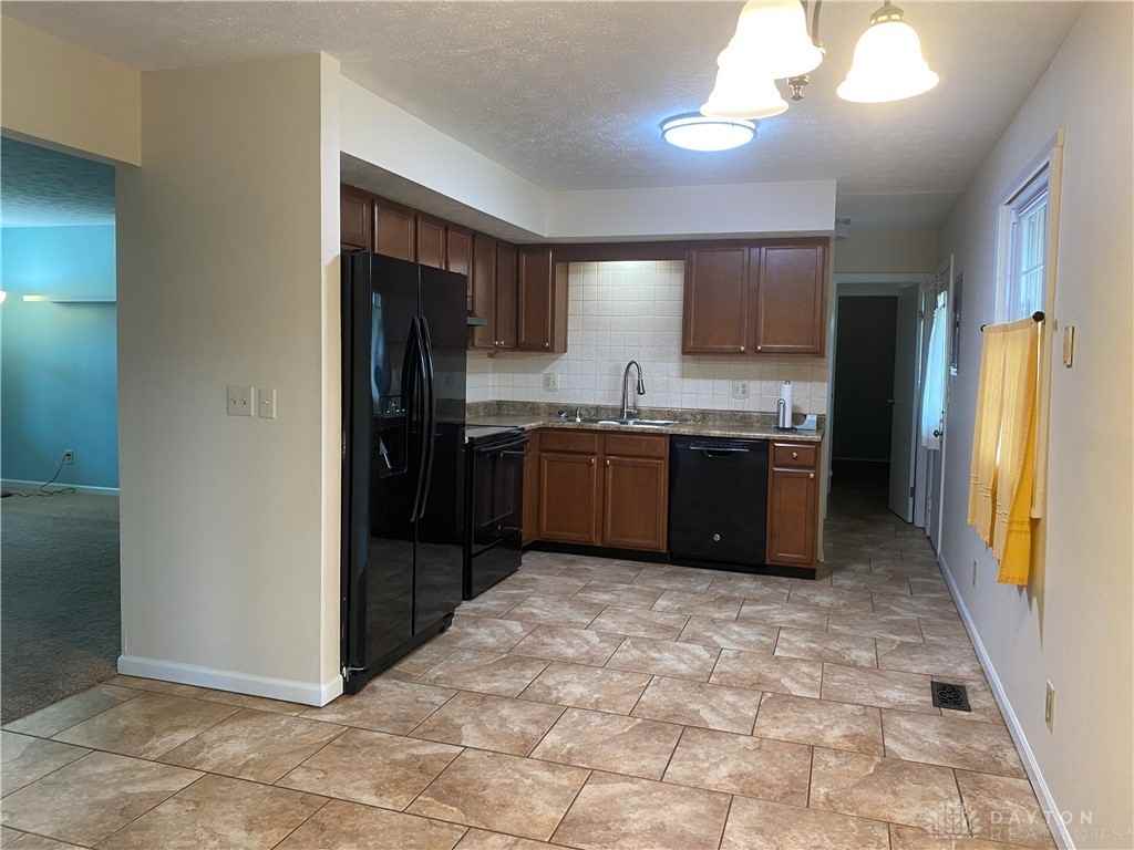 2740 Delavan Dr - Photo 5 of 16