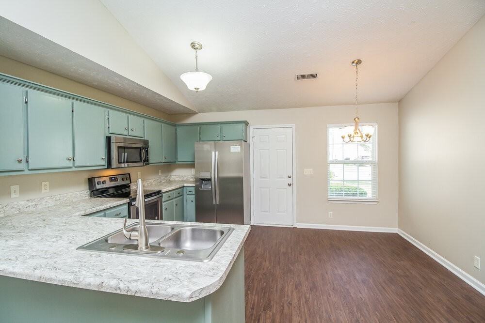 1147 Melvin Dr - Photo 4 of 16
