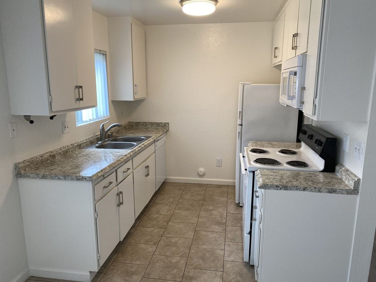 Bay St - Photo 2 of 18