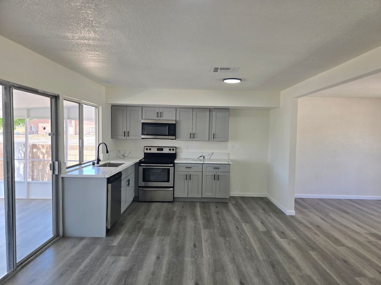 10621 Applewood Dr - Photo 3 of 18