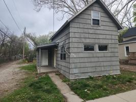 featured image of 290 E 17th St