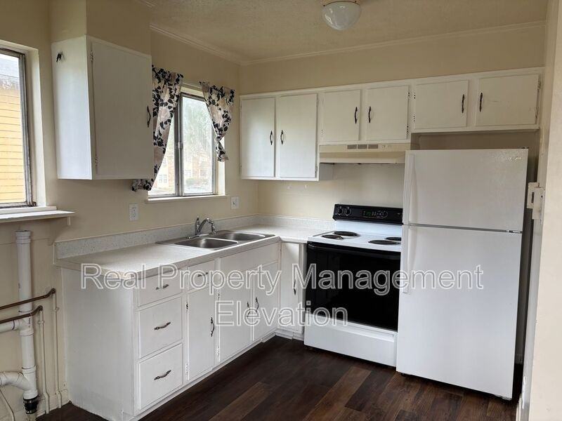 1114 Allen Dr - Photo 2 of 10