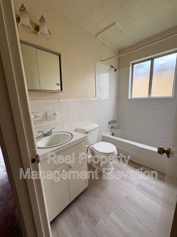 1114 Allen Dr - Photo 4 of 10