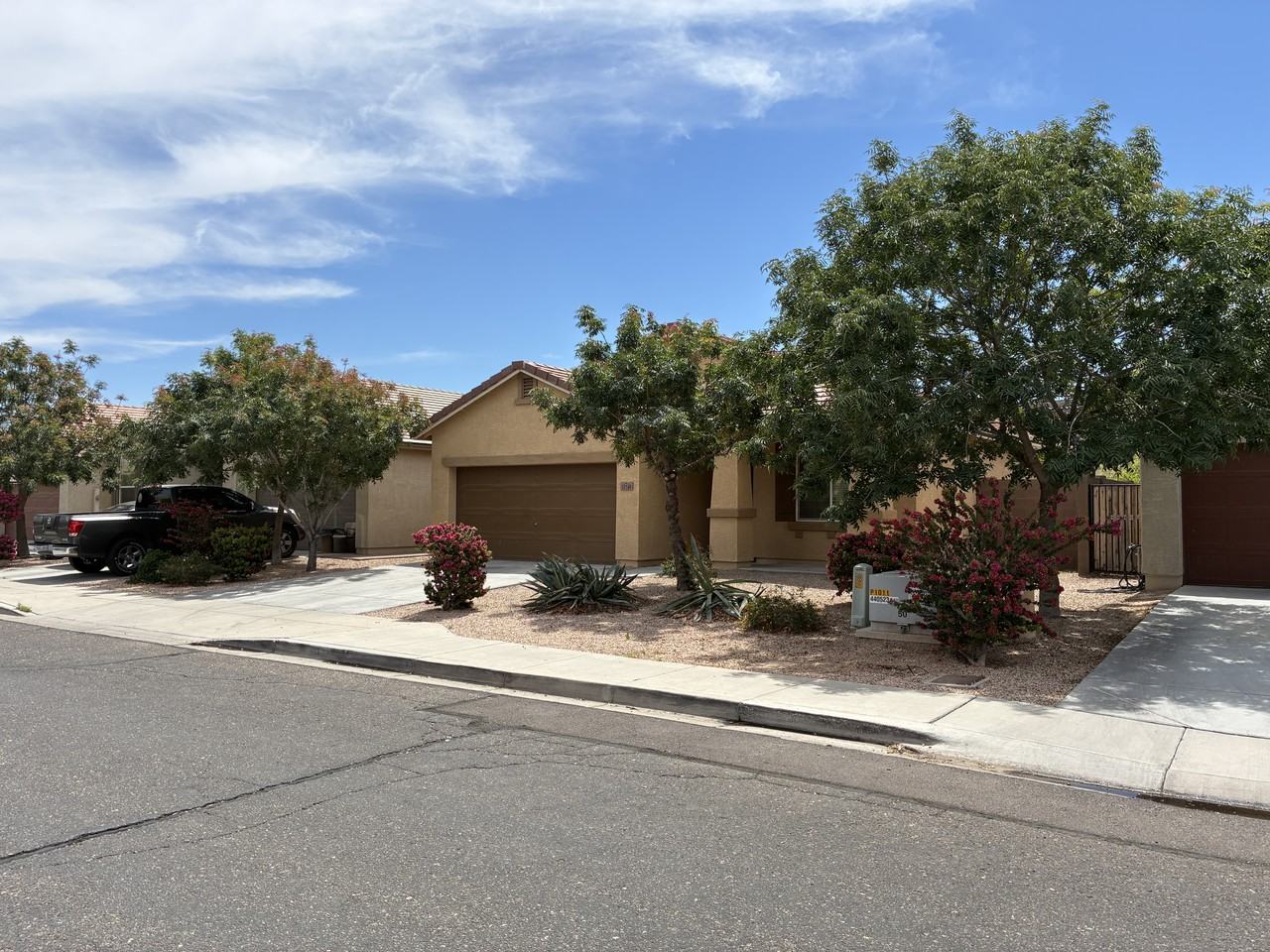 11749 W Chase Ln - Photo 3 of 38