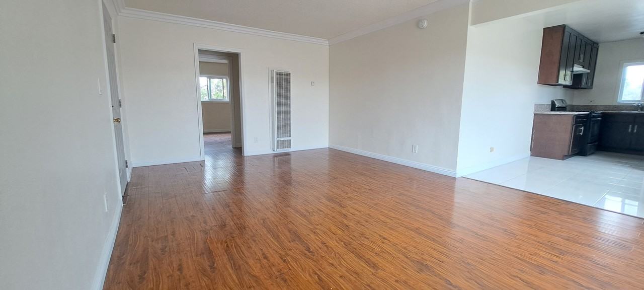 1340 W 85th St #D - Photo 4 of 14