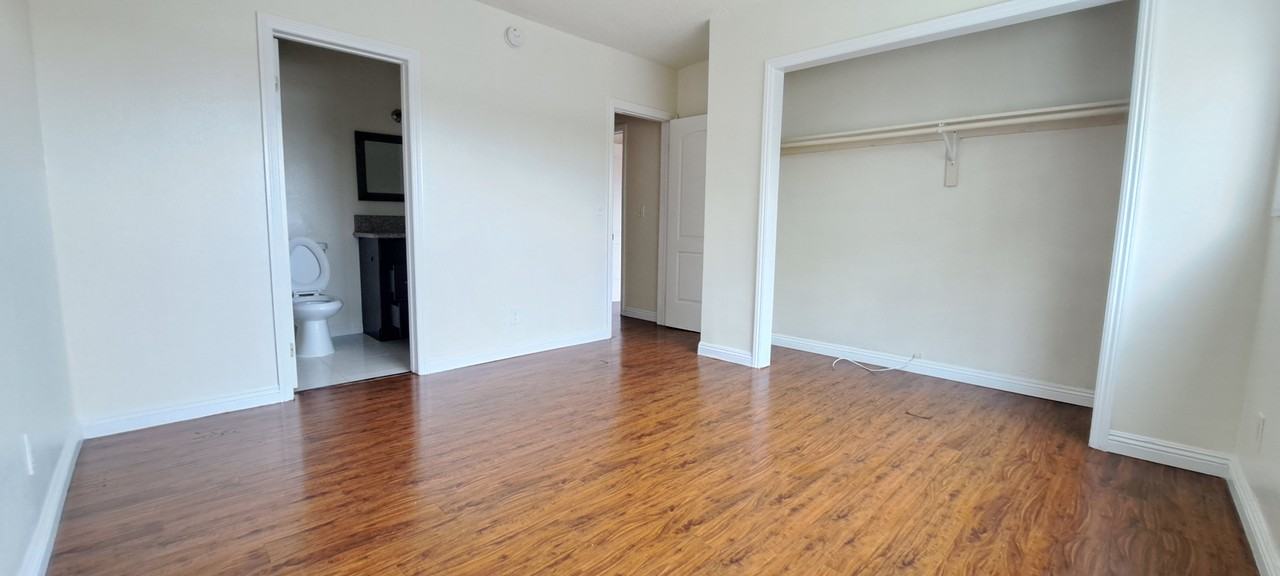 1340 W 85th St #D - Photo 5 of 14