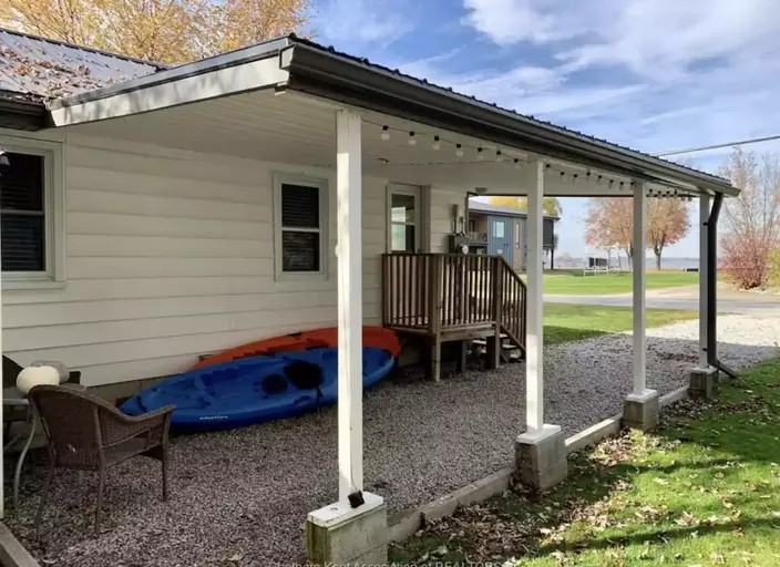 105 Bayview Ave - Photo 2 of 7