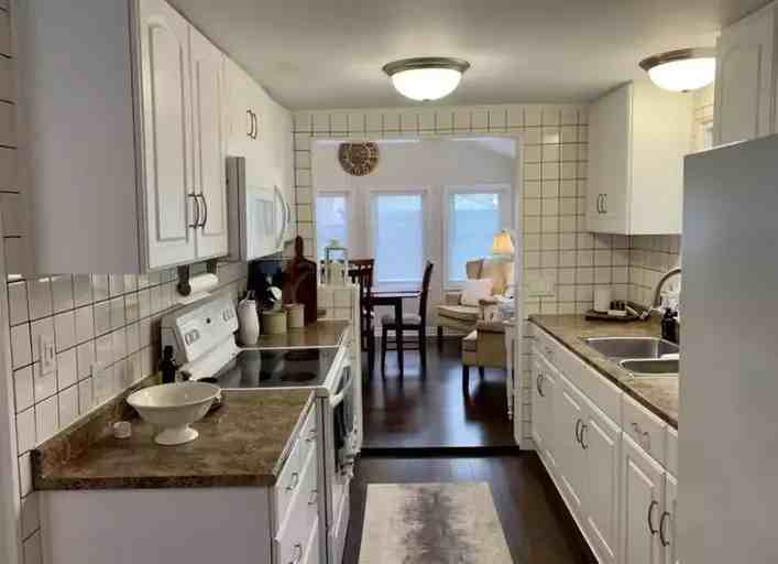 105 Bayview Ave - Photo 3 of 7