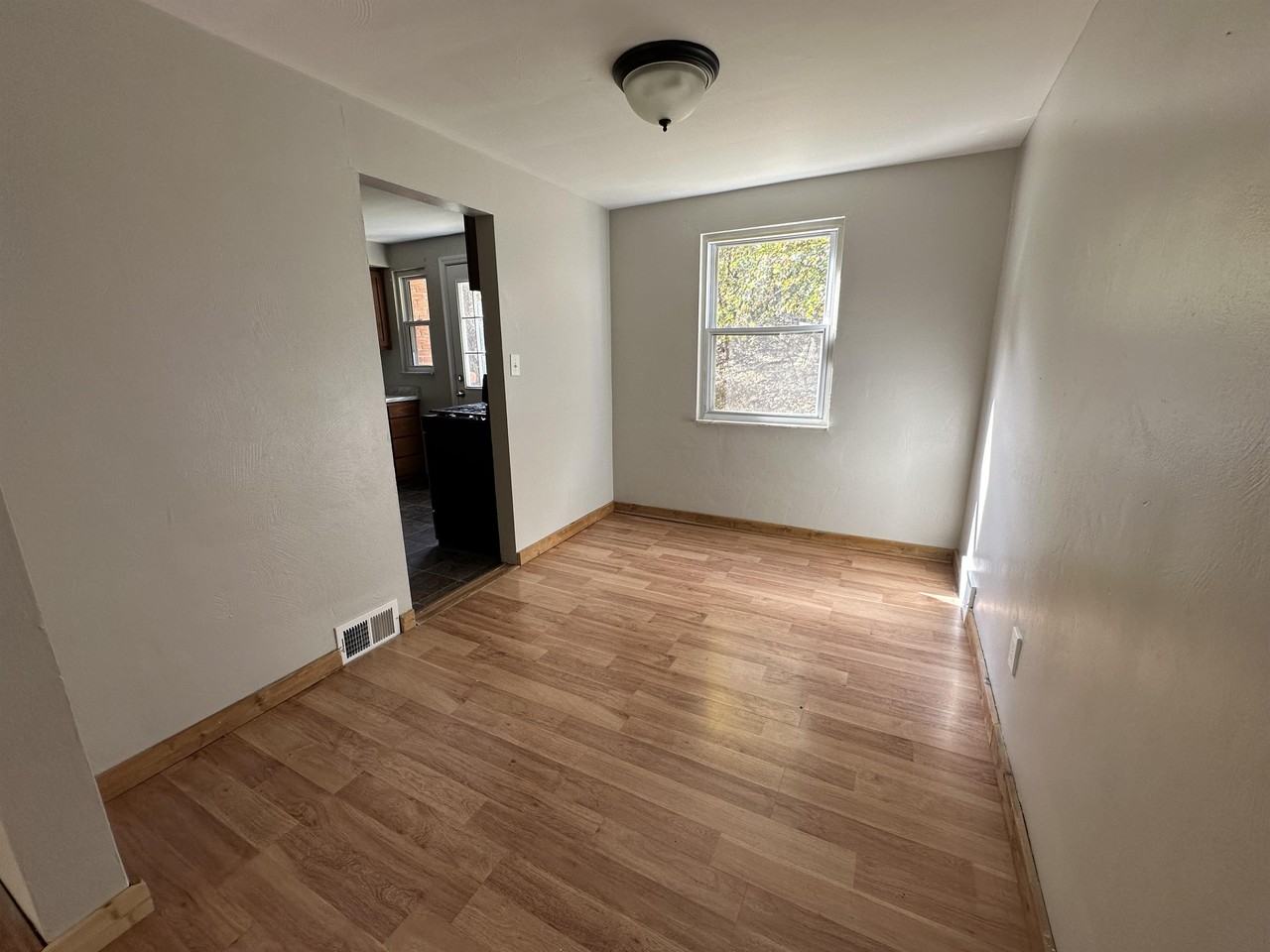 SLEEPY HOLLOW -- 198 - Photo 4 of 8