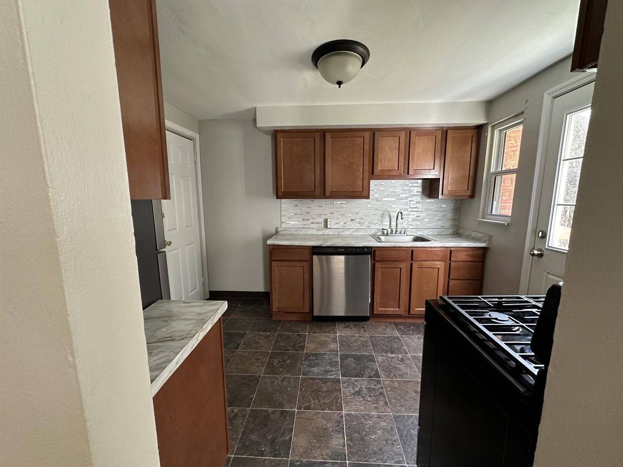 SLEEPY HOLLOW -- 198 - Photo 5 of 8