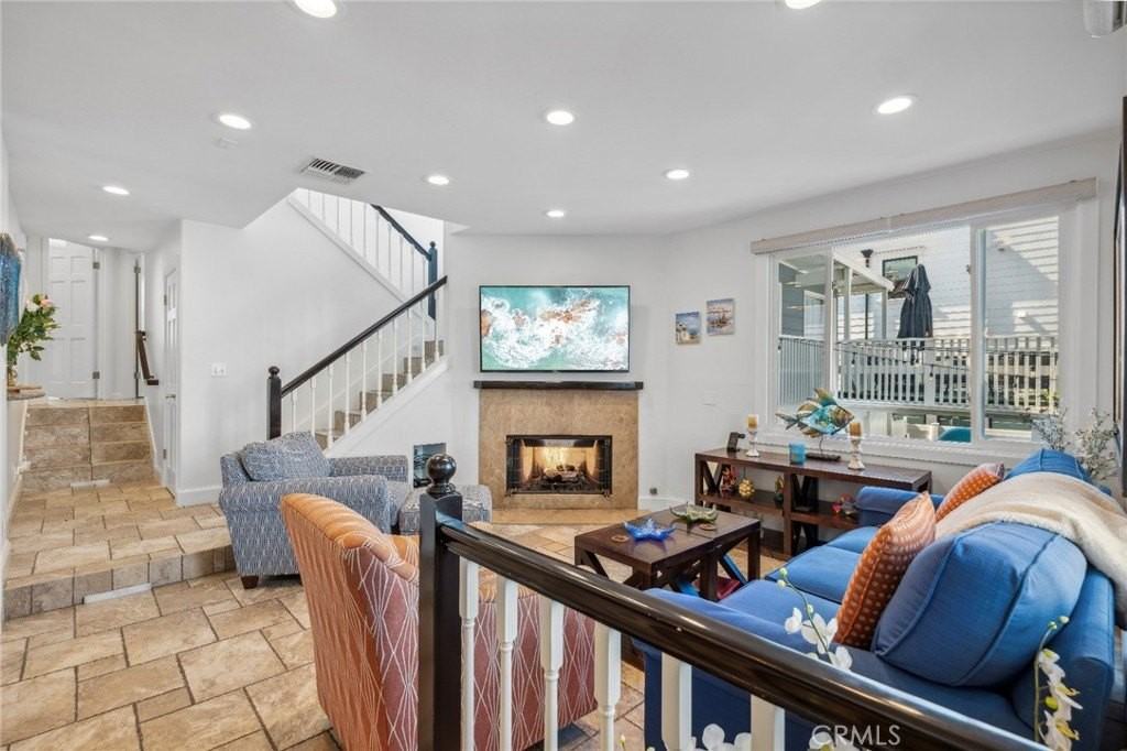 410 Goldenrod Ave #B - Photo 7 of 25