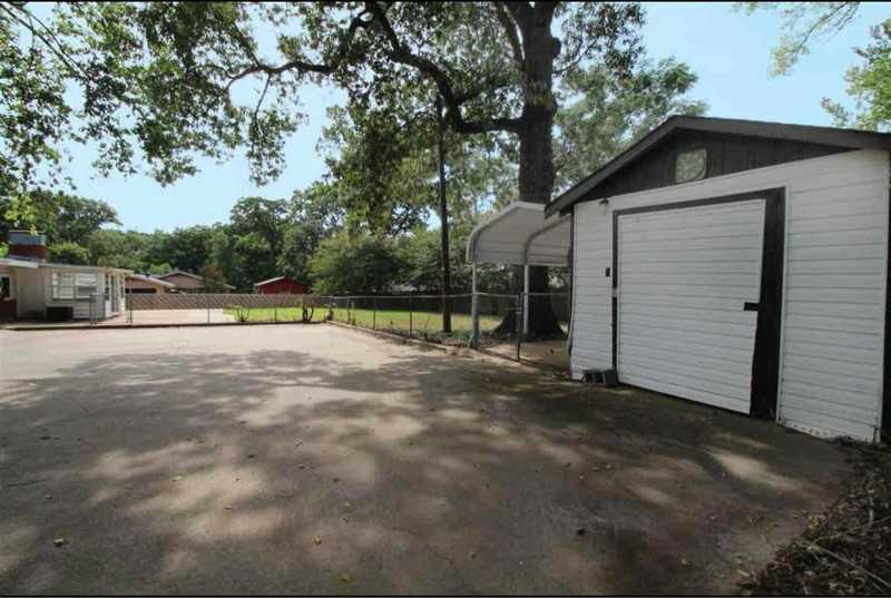 208 Oak Dr - Photo 2 of 18