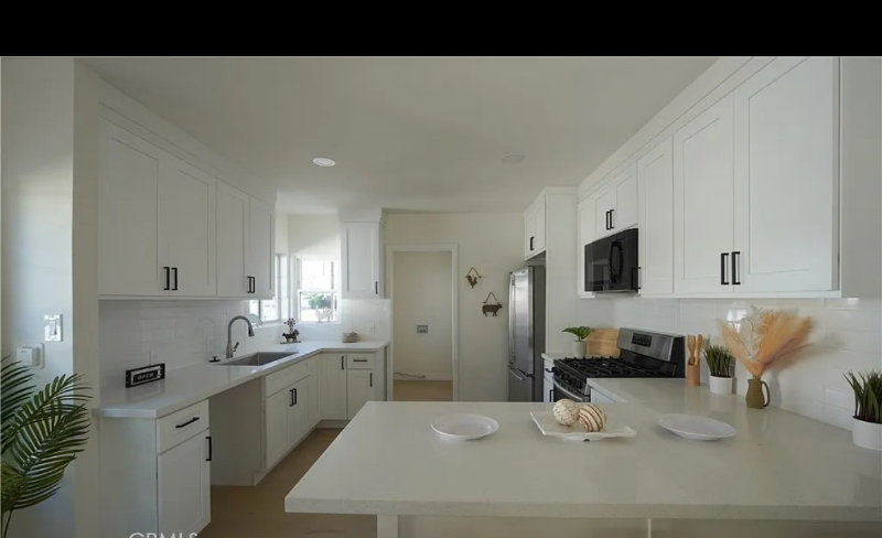 2869 N G St #A - Photo 3 of 9