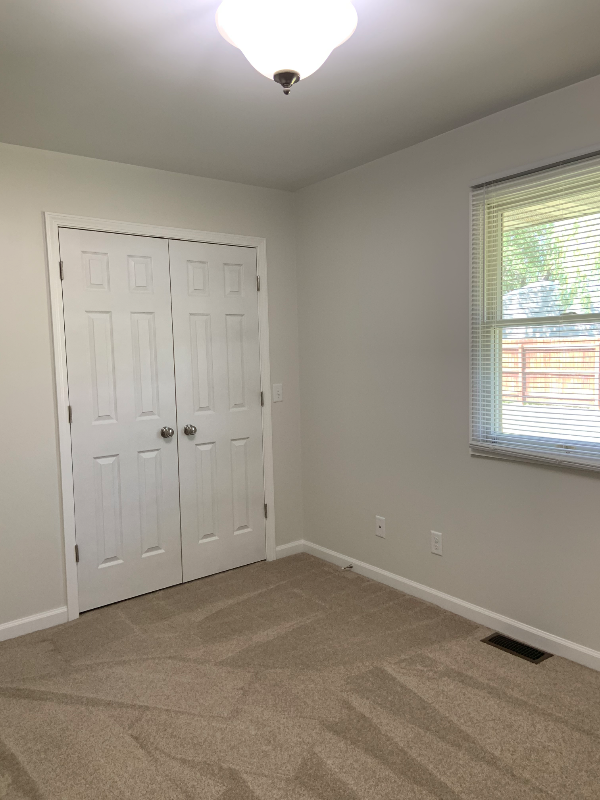 330 N School St - Photo 7 of 8