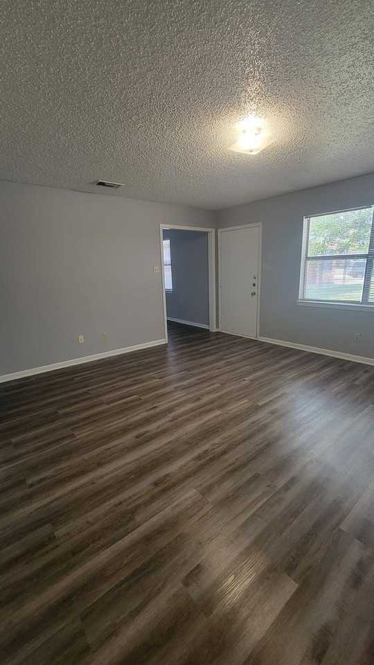 502 Mary Street - Photo 4 of 12